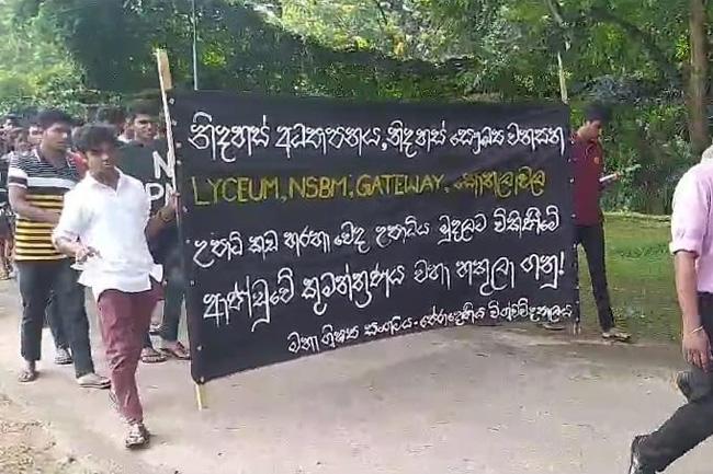 Police use tear gas on Peradeniya University students’ protest