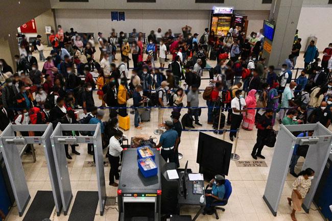 Nearly 75,000 Sri Lankan workers emigrated in Q1 of 2024 - SLBFE
