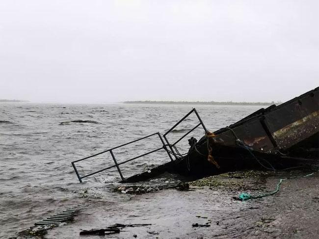 More than 90 killed as boat sinks off Mozambique coast