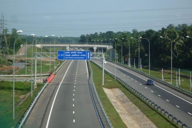 Southern Expressway partially blocked by toppled lorry