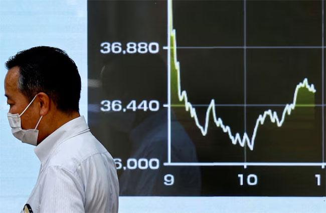 Asian markets tumble as Trump’s tariff war escalates