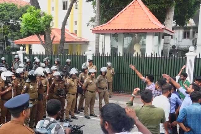 27 arrested during protest in front of Health Ministry
