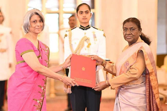 Sri Lankan High Commissioner Mahishini Colonne presents credentials to Indian President