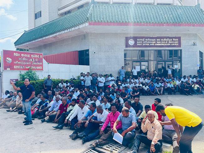 Postal trade unions stage ‘Satyagraha’ in Colombo