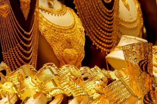 22-carat gold sovereign price drops below Rs. 300,000
