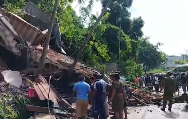Several persons trapped after landslide at Kadugannawa; Traffic restricted on Colombo-Kandy road