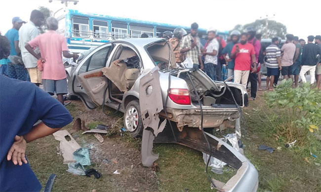 Four killed in bus-car head-on collision in Murasumoddai