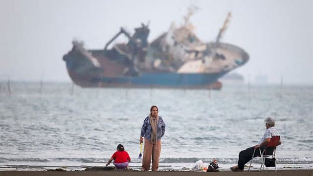 US attacks Iranian coastal sites after Iran launches drones in latest flare-up