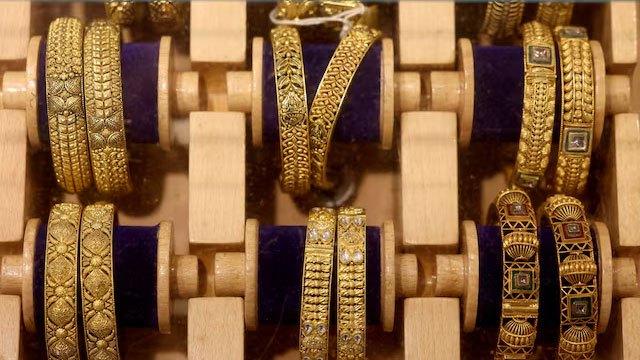 Gold edges higher as US-Iran peace deal eases rate hike concerns