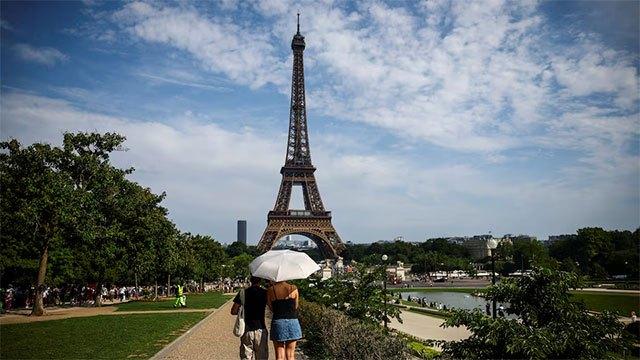 Europe swelters under heatwave, France restricts alcohol consumption