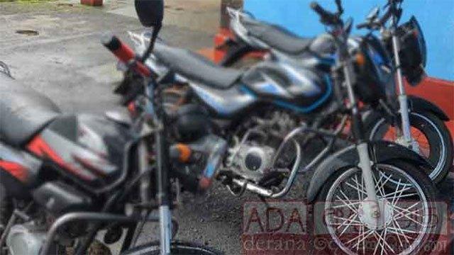 Police give chase and arrest 3 youths riding motorcycles without licenses on Poson Poya