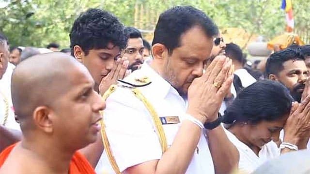 New Navy Commander pays homage to Sri Maha Bodhi and Ruwanweli Maha Seya