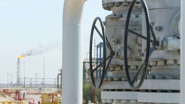 Oil jumps 3% after US, Iran escalate strikes in Mideast