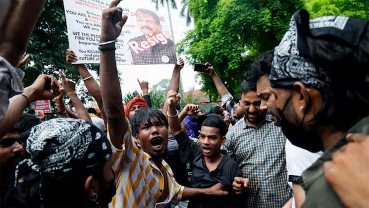 India youth protesters agree to end protests after talks with government