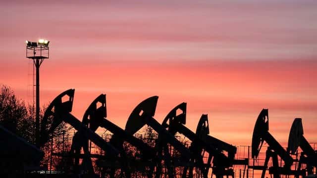 Oil slips 5% after US, Iran pause fighting over weekend
