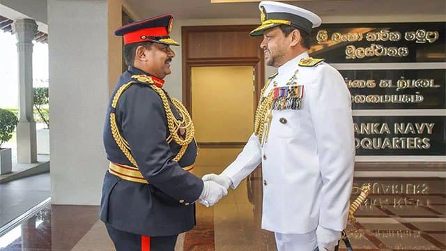 Navy Commander pays tribute to retiring Army Commander