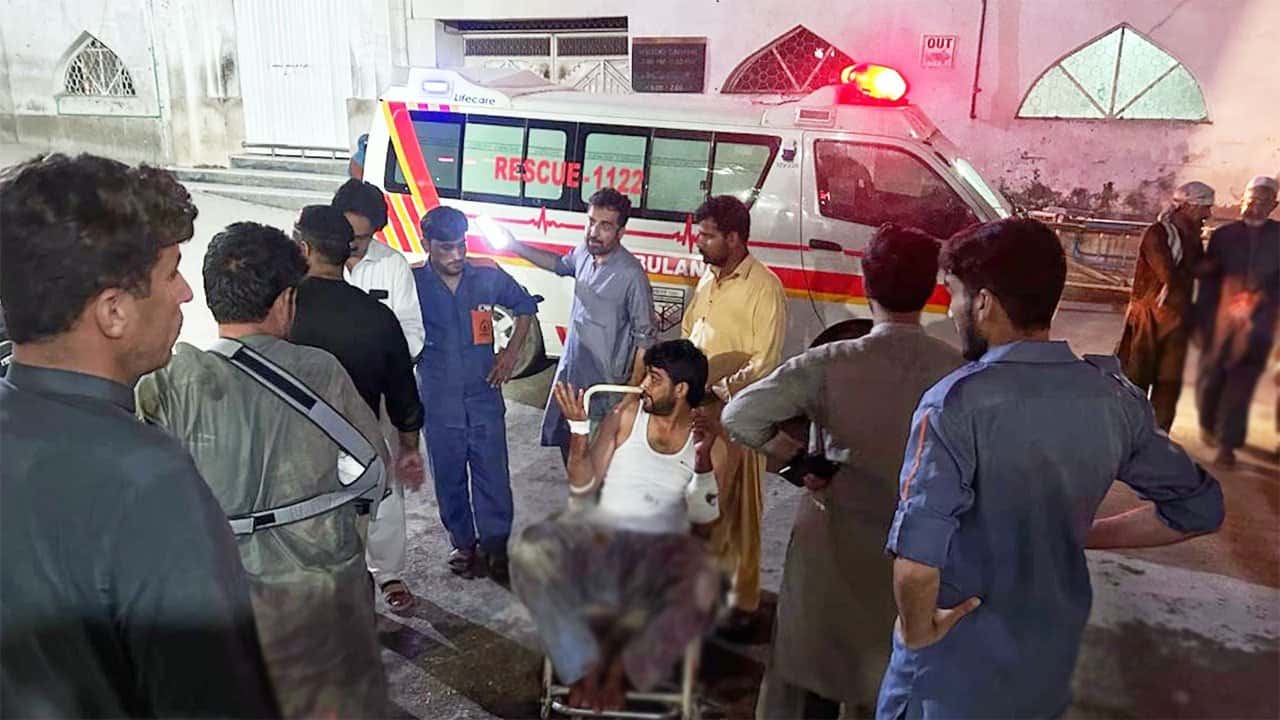 Raid on Pakistani police post leaves 11 officers and 15 attackers dead
