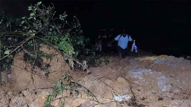 Earthslip blocks Hatton-Colombo main road in Kuyilwatte