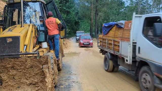 One lane reopened on Hatton–Colombo main road following earthslip