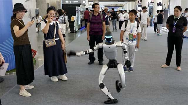 World Robot Conference opens in Beijing, showcasing real-world uses