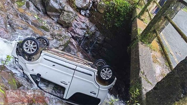 Car carrying Sri Pada pilgrims plunges into Mohini Falls canal