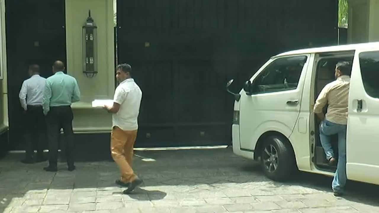 Bribery Commission officers visit residence of MP Ravi Karunanayake