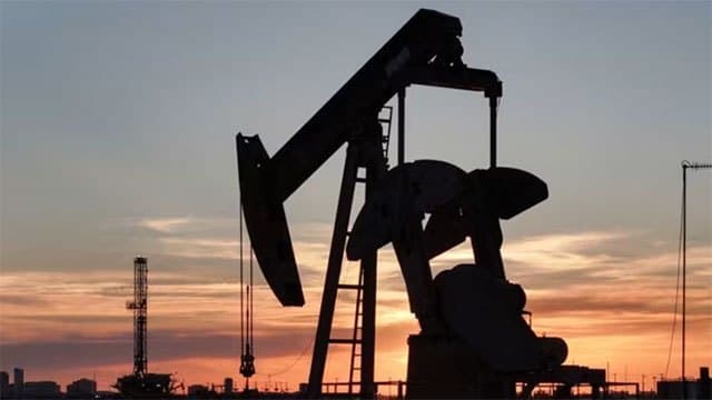 Oil prices hold near six-week highs on US-Iran attacks