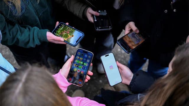 California enacts new curbs on social media for children