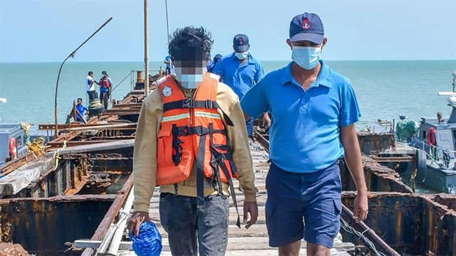 Navy rescues teenager stranded on sandbank off Talaimannar
