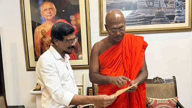 Tilvin Silva visits Gangaramaya Temple to discuss progress of ‘Temple City’ project