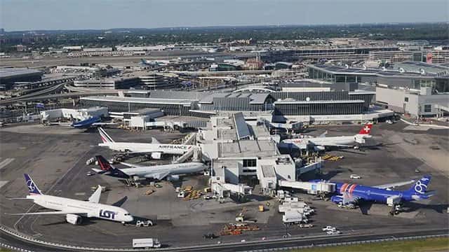 Flights at major US airports delayed after cable cut by construction workers