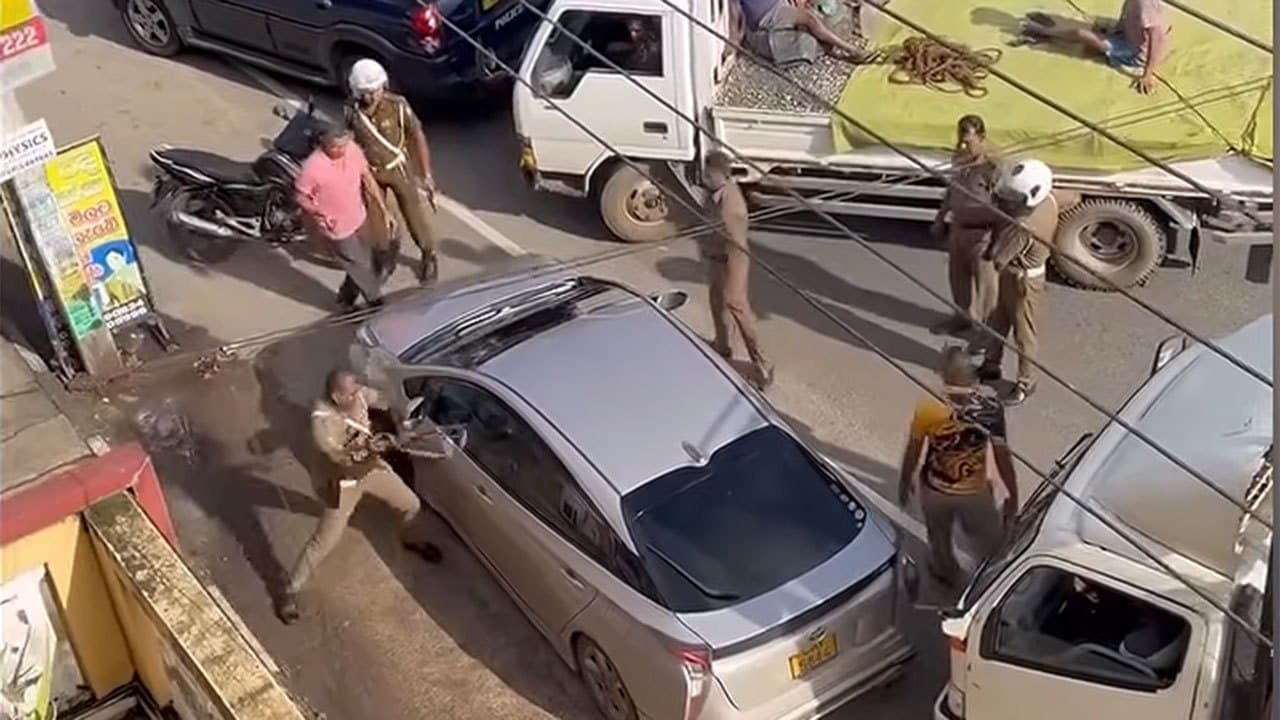 Police officers break car window to arrest driver after Pannala chase