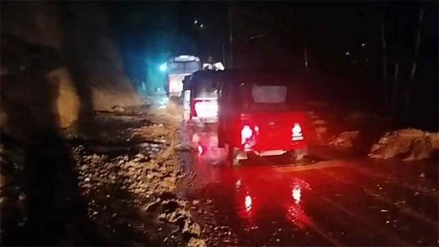 Traffic flow restored on Hatton–Colombo main road after earth slip