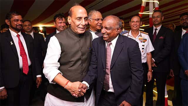 Indian Defence Minister meets cricket legends…