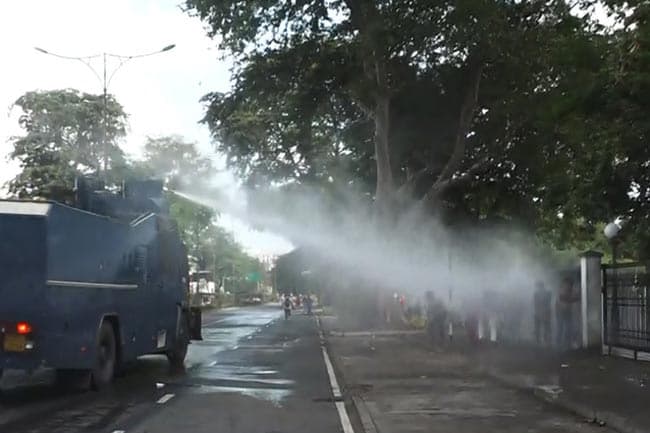 Tear gas fired at protesting uni students in Colombo