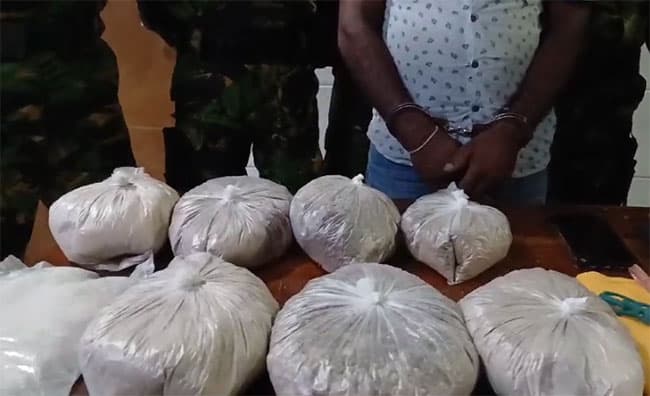 Accomplices of ‘Army Chooty’ arrested with drugs worth over Rs. 285 mln