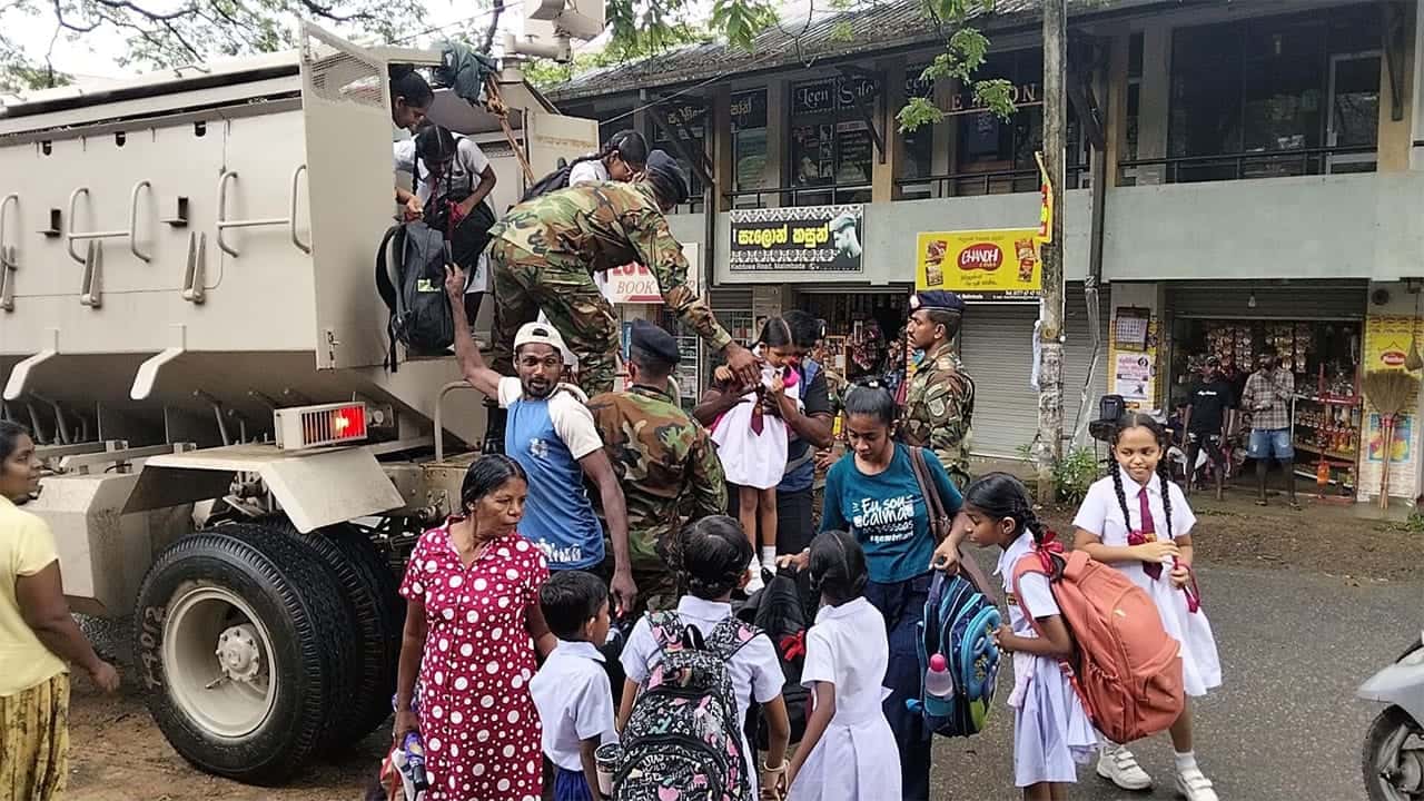 Army assists schoolchildren in flood-hit Malimbada…